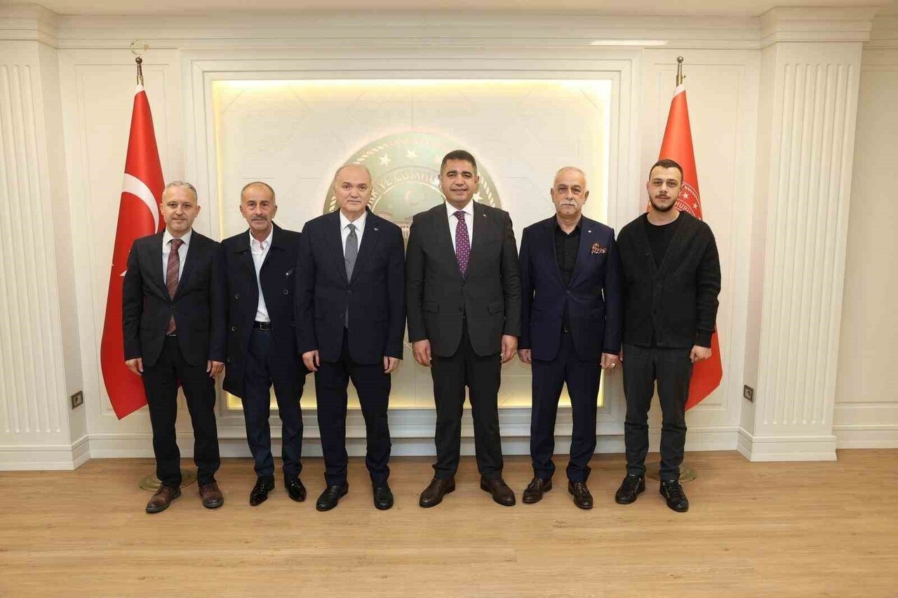 DÜZCE VALİLİĞİNDE GERÇEKLEŞTİRİLEN PROTOKOLE VALİ SELÇUK ASLAN, DÜZCE BELEDİYE BAŞKANI DR. FARUK...