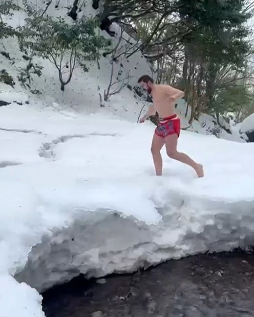 DÜZCELİ SOSYAL MEDYA FENOMENİ VE MUAYTHAİ ANTRANÖRÜ MUHAMMED BİŞGİN, BUZ GİBİ HAVADA SADECE ŞORTLA...