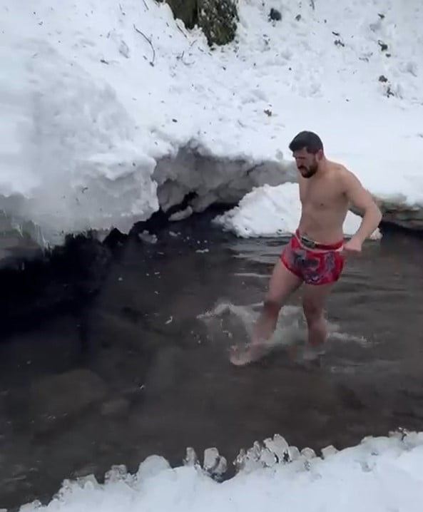 DÜZCELİ SOSYAL MEDYA FENOMENİ VE MUAYTHAİ ANTRANÖRÜ MUHAMMED BİŞGİN, BUZ GİBİ HAVADA SADECE ŞORTLA...