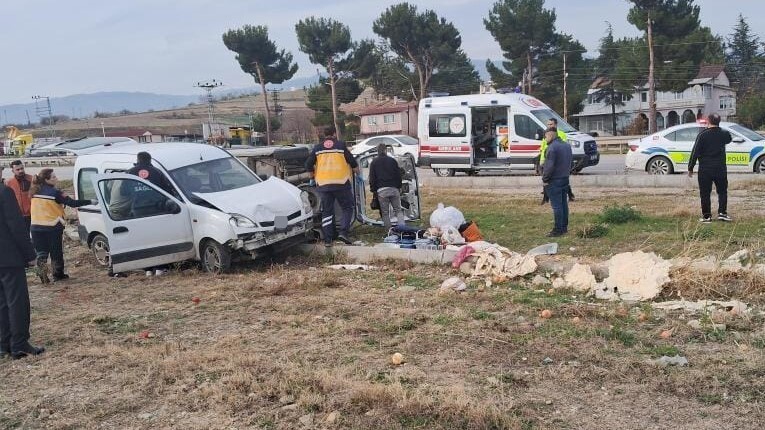 EDİNİLEN BİLGİYE GÖRE, ŞEREF K. YÖNETİMİNDEKİ 34 DK 5819 PLAKALI KAMYONET, ÖNÜNDE SEYİR EDEN...