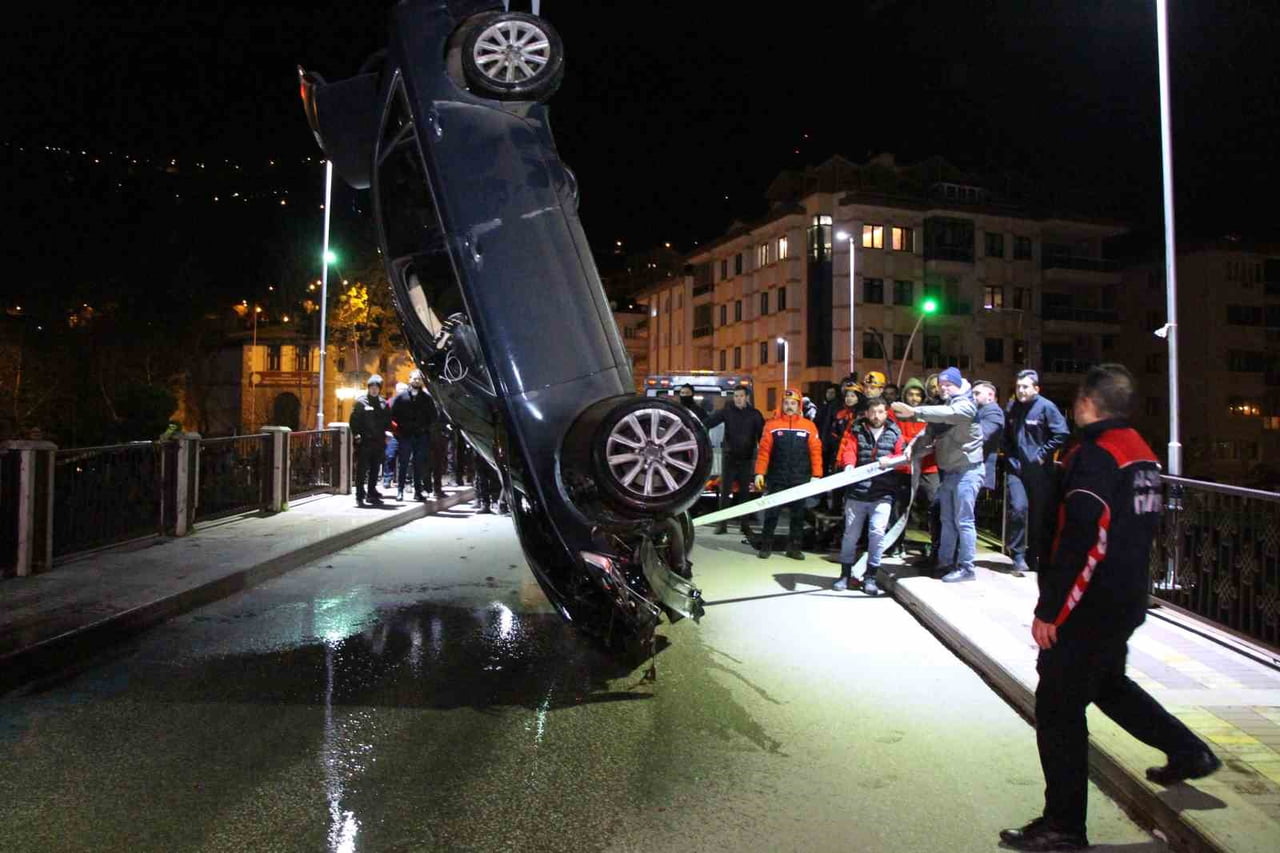 EDİNİLEN BİLGİYE GÖRE, SÜRÜCÜSÜ HENÜZ ÖĞRENİLMEYEN 26 ER 251 PLAKALI OTOMOBİL, GEÇ SAATLERDE...