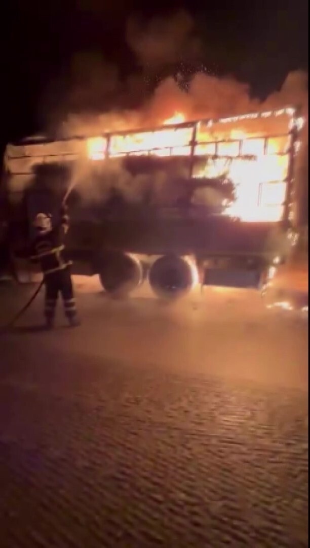 EDİNİLEN BİLGİYE GÖRE, TOLGA K. YÖNETİMİNDEKİ 28 EG 565 PLAKALI HALI YÜKLÜ KAMYON...