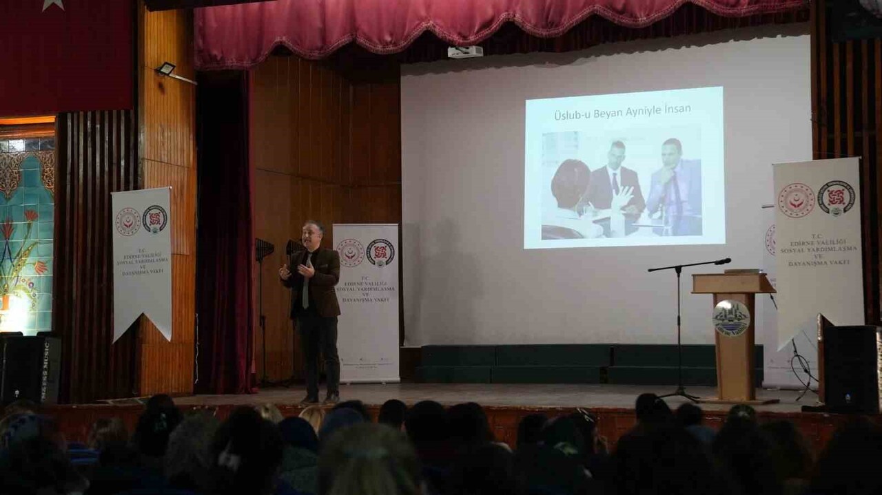 EDİRNE'DE AİLE YILI ETKİNLİKLERİ ÇERÇEVESİNDE EBEVEYNLERE YÖNELİK DÜZENLENEN SEMİNERDE KONUŞAN...