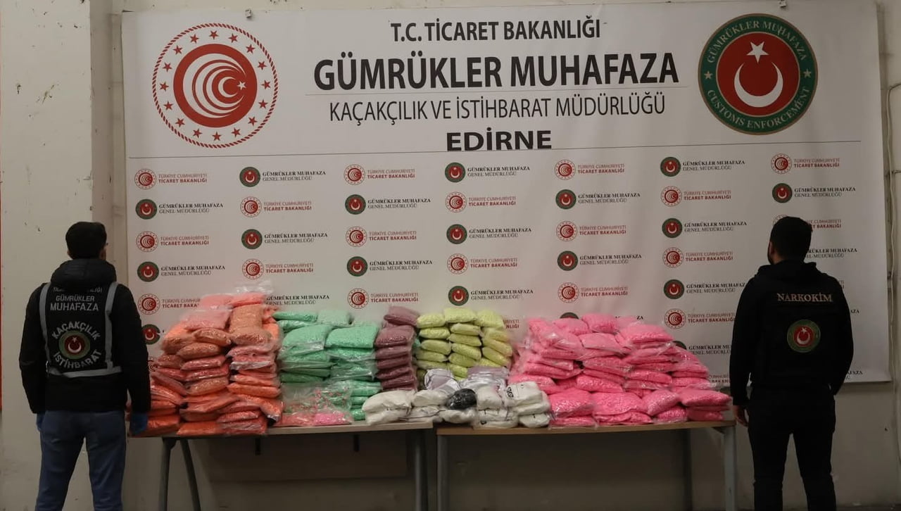 EDİRNE'DE BULUNAN SINIR KAPILARINDA TIRLARDA YÜZLERCE KİLO UYUŞTURUCU ELE GEÇİRİLDİ