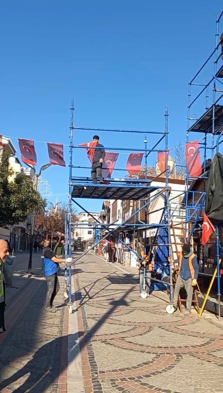 EDİRNE'DE CADDE ÜZERİNDEKİ ÇALIŞMADA PLATFORMA ÇIKAN BİR İŞÇİNİN, TÜRK BAYRAĞINI ÖPEREK KALDIRMASI...