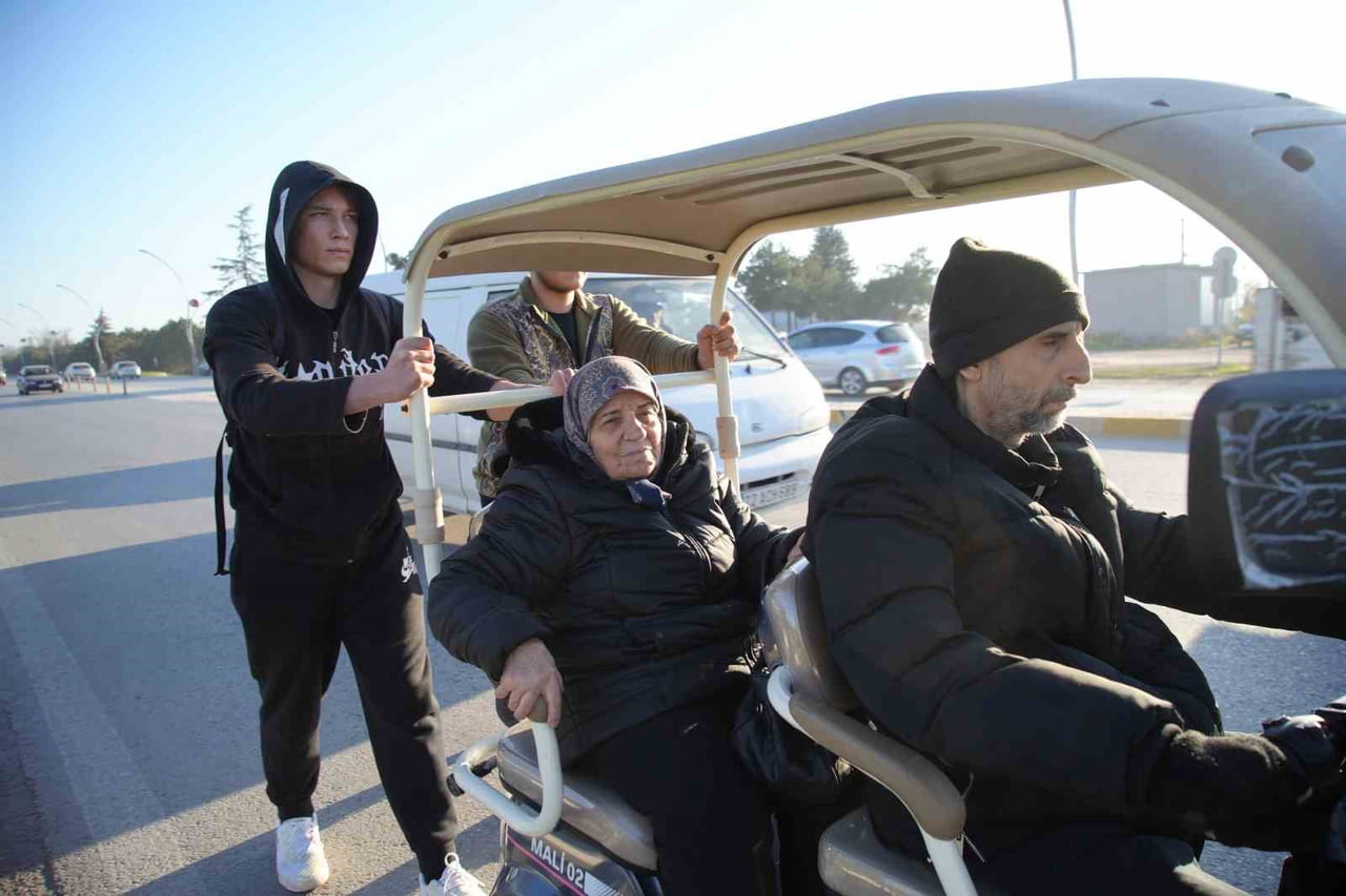 EDİRNE'DE ENGELLİ BİR VATANDAŞA YARDIM EDEREK TAKDİR TOPLAYAN LİSESİ ÖĞRENCİLERİ FARUK CAN ŞENKAL...