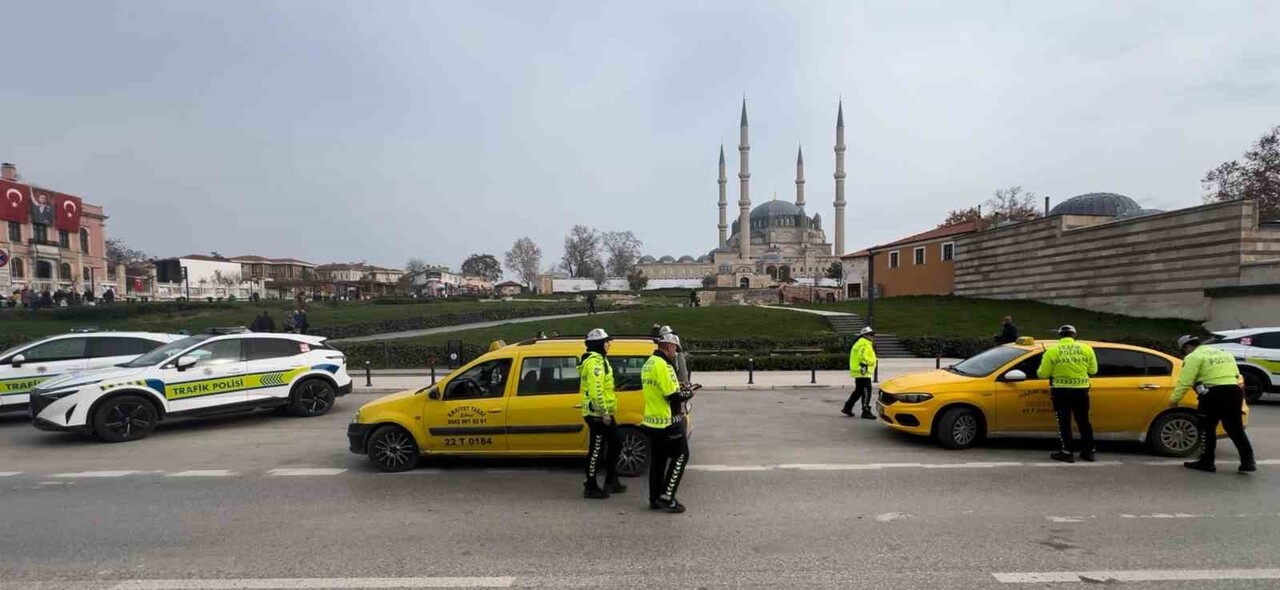 EDİRNE'DE KIŞ LASTİĞİ TAKMAYAN SÜRÜCÜLERE 5 BİN 856 LİRA CEZAİ İŞLEM UYGULANDI.