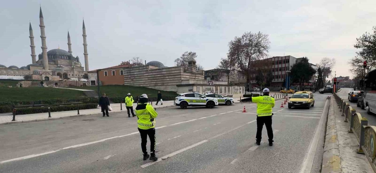 EDİRNE'DE KIŞ LASTİĞİ TAKMAYAN SÜRÜCÜLERE 5 BİN 856 LİRA CEZAİ İŞLEM UYGULANDI.