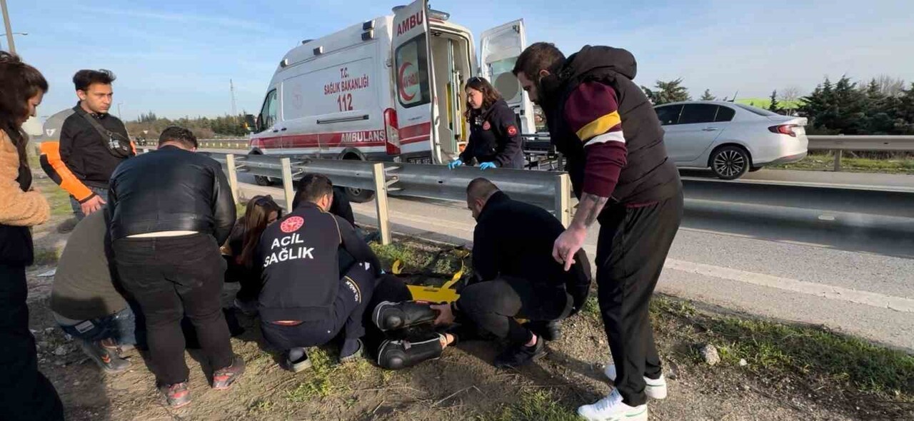 EDİRNE'DE MOTOSİKLETLE BARİYERE ÇARPAN ÜNİVERSİTELİ AĞIR YARALANDI.