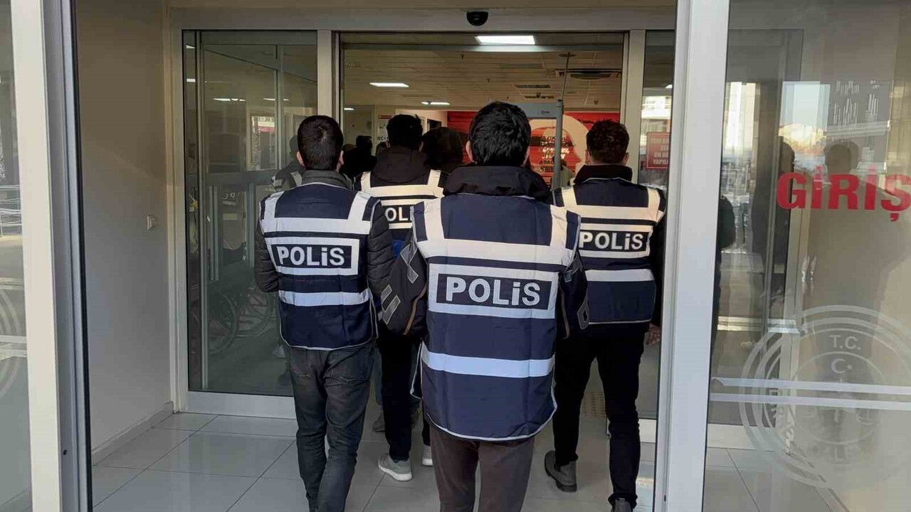 EDİRNE'DE POLİS EKİPLERİNCE MASAJ SALONLARINA YÖNELİK DÜZENLENEN FUHUŞ OPERASYONUNDA GÖZALTINA...