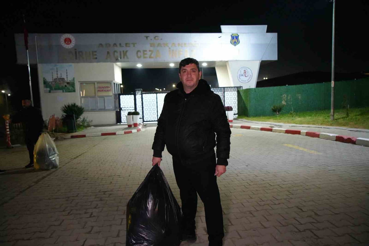 EDİRNE’DE 12 YIL SONRA TAHLİYE OLAN MAHKÛM MUTLULUK GÖZYAŞLARI DÖKTÜ GÖZYAŞLARINA HÂKİM OLAMAYAN...