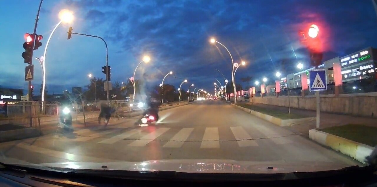 EDİRNE’DE KIRMIZI IŞIK İHLALİ YAPAN MOTOSİKLETİN YAYAYA ÇARPMASI KAMERADA: METRELERCE...