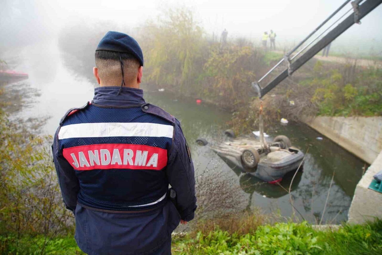 EDİRNE’DE SULAMA KANALINA DÜŞEN OTOMOBİLDE HAYATINI KAYBEDEN 18 YAŞINDAKİ ARKADAŞINI OLAY YERİNDE...