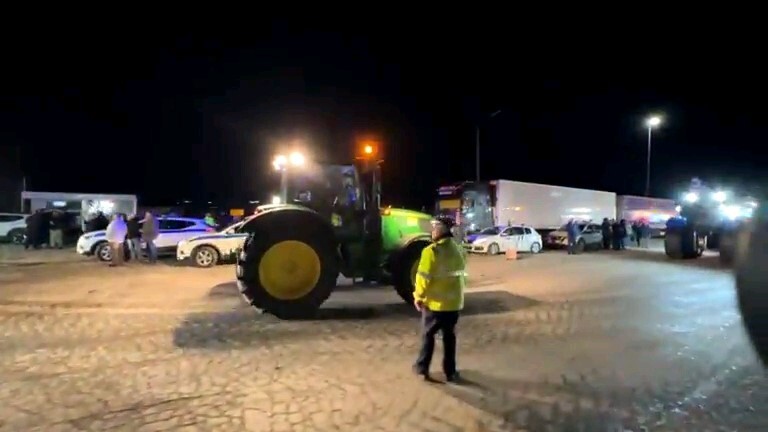 EDİRNE İPSALA SINIR KAPISI’NIN KARŞISINDA, KİPİ SINIR KAPISI’NDA YUNANLI ÇİFTÇİLERİN TRAKTÖRLERLE...