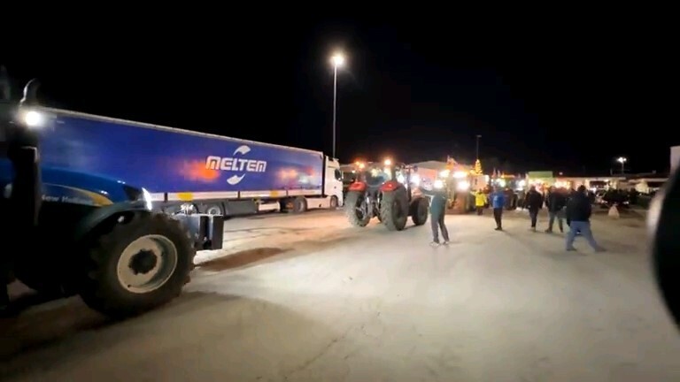 EDİRNE İPSALA SINIR KAPISI’NIN KARŞISINDA, KİPİ SINIR KAPISI’NDA YUNANLI ÇİFTÇİLERİN TRAKTÖRLERLE...