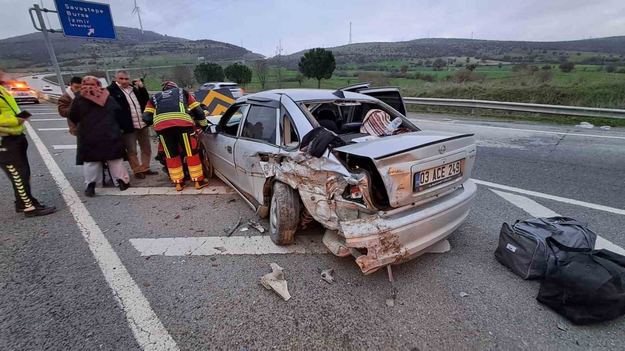 EDREMİT ÇEVRE YOLUNDA MEYDANA GELEN ÇİFT TARAFLI TRAFİK KAZASINDA 5 KİŞİ YARALANDI