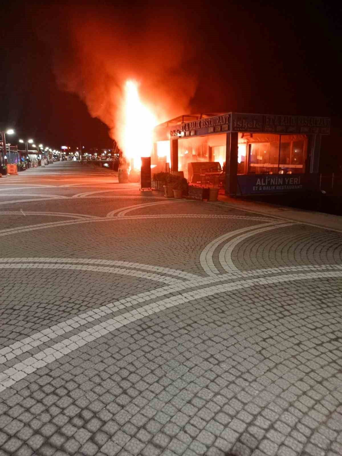 EDREMİT İLÇESİNDE SAHİL ŞERİDİNDEKİ BİR İŞ YERİNDE ÇIKAN YANGIN, İTFAİYE EKİPLERİNİN MÜDAHALESİYLE...