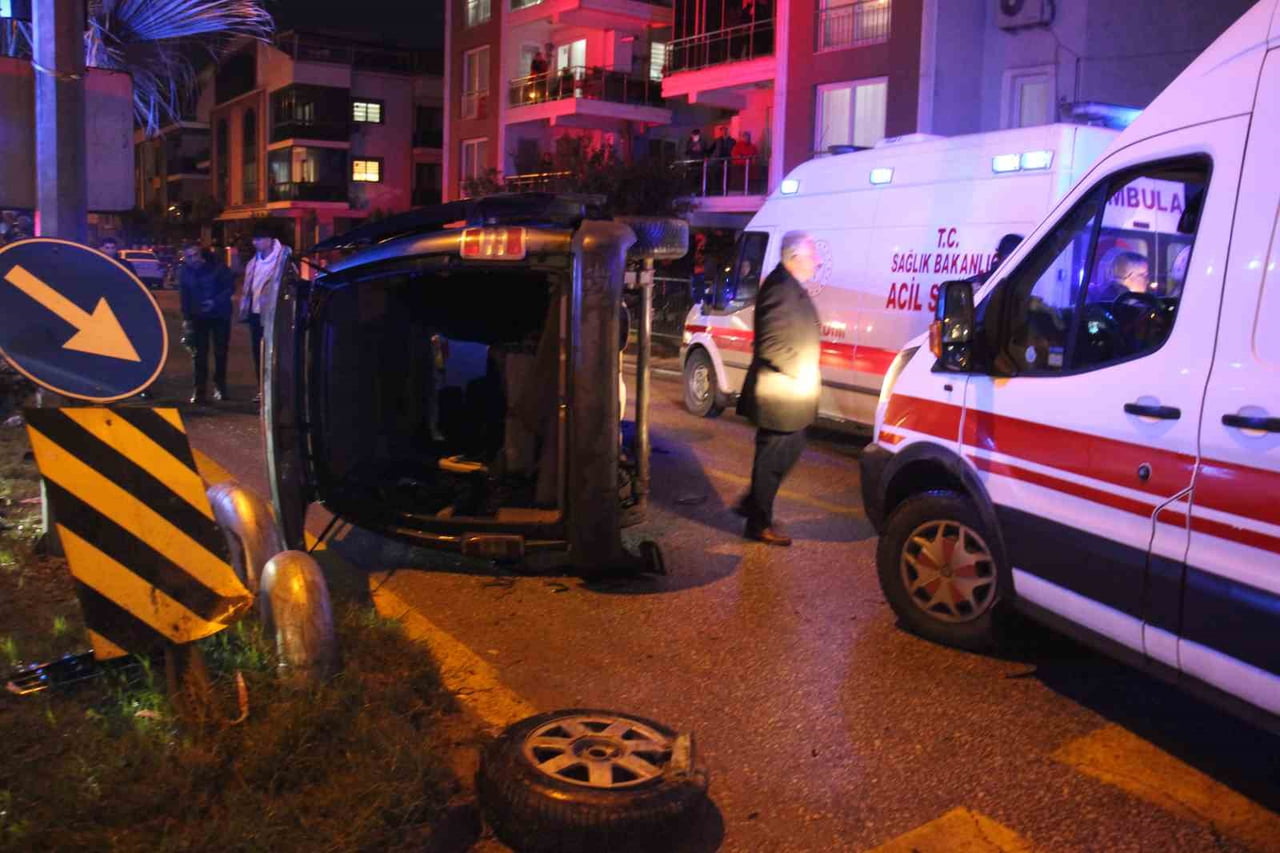 EFELER İLÇESİNDE OTOMOBİLLE ÇARPIŞAN TİCARİ ARAÇ YAN YATARKEN KAZADA 7 KİŞİ YARALANDI.