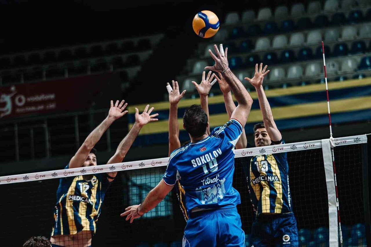 EFELER LİGİ 8. HAFTASINDA FENERBAHÇE MEDİCANA, EVİNDE KARŞILAŞTIĞI HALKBANK'A 3-0 MAĞLUP...