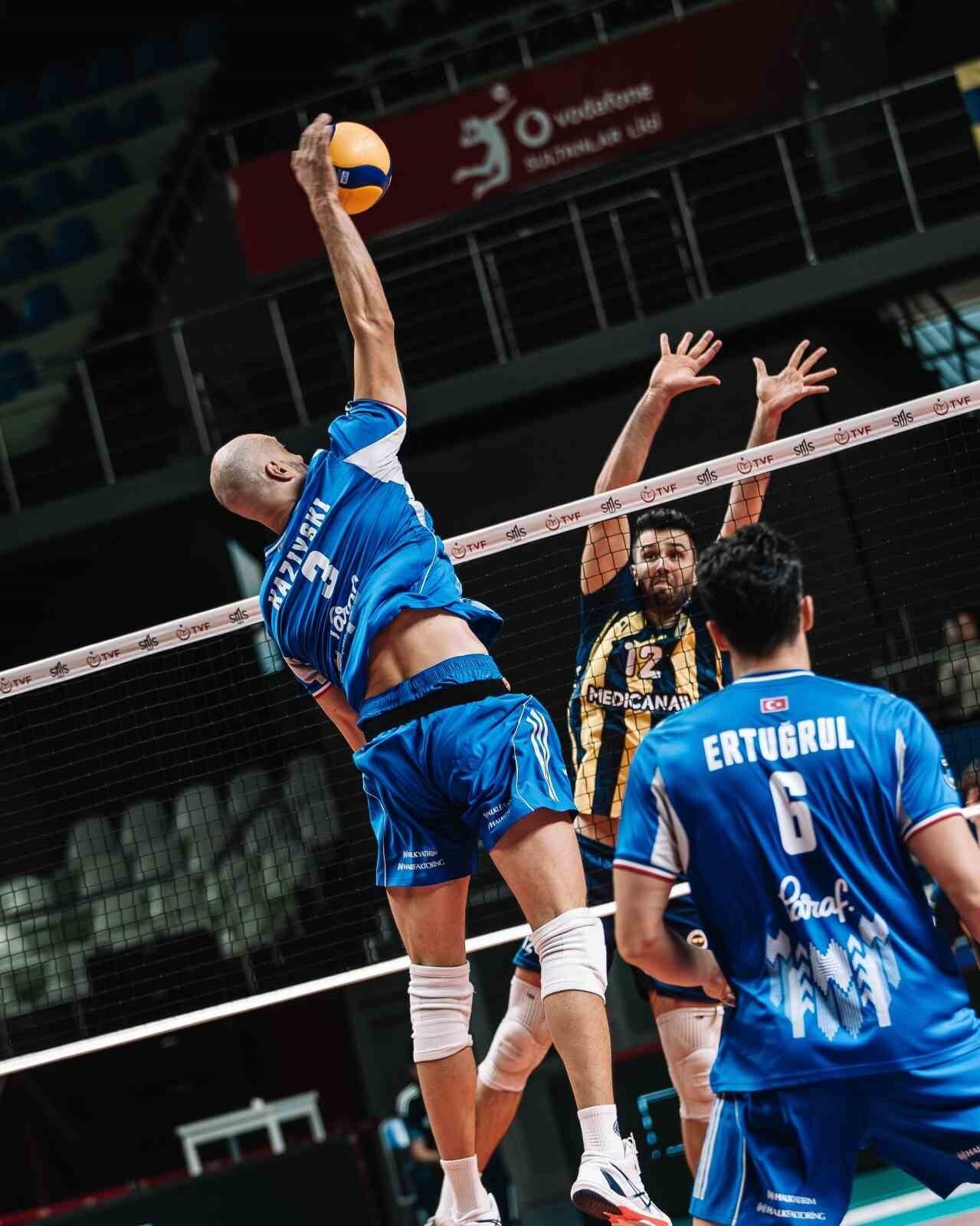 EFELER LİGİ 8. HAFTASINDA FENERBAHÇE MEDİCANA, EVİNDE KARŞILAŞTIĞI HALKBANK'A 3-0 MAĞLUP...