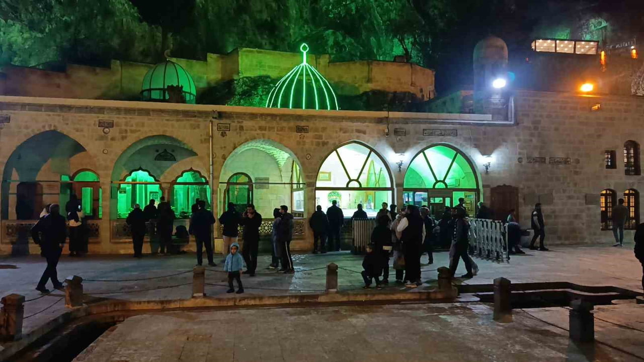 EGAİP KANDİLİ DOLAYISIYLA BİNLERCE VATANDAŞ, BALIKLIGÖL'DEKİ DERGAH CAMİSİ'NE AKIN ETTİ.