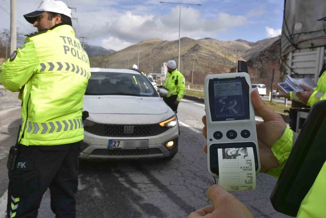 EKİPLER, ALKOL DENETİMLERİNDE YENİ NESİL KAMERALI ALKOLMETRE CİHAZLARINI KULLANMAYA BAŞLADI.