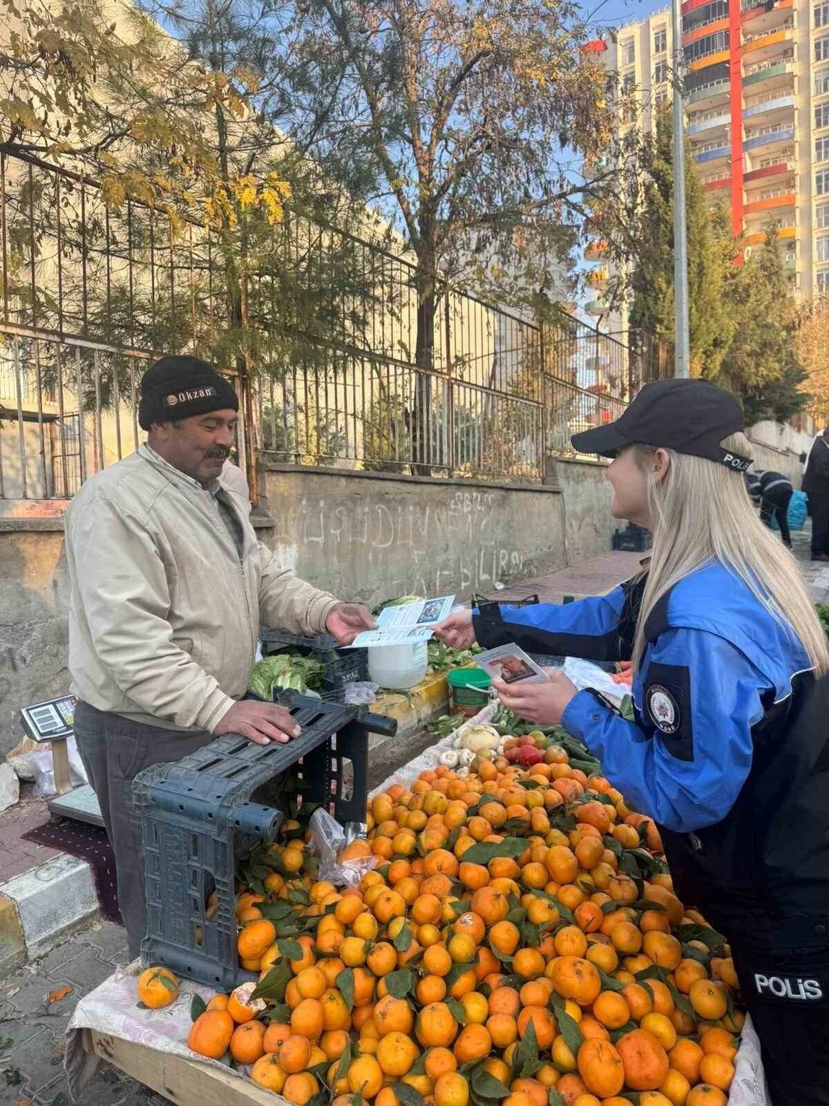 EKİPLER AYRICA 13 MART MAHALLESİ PAZAR YERİNDE ESNAFI VE VATANDAŞLARI DOLANDIRICILIK YÖNTEMLERİNE...