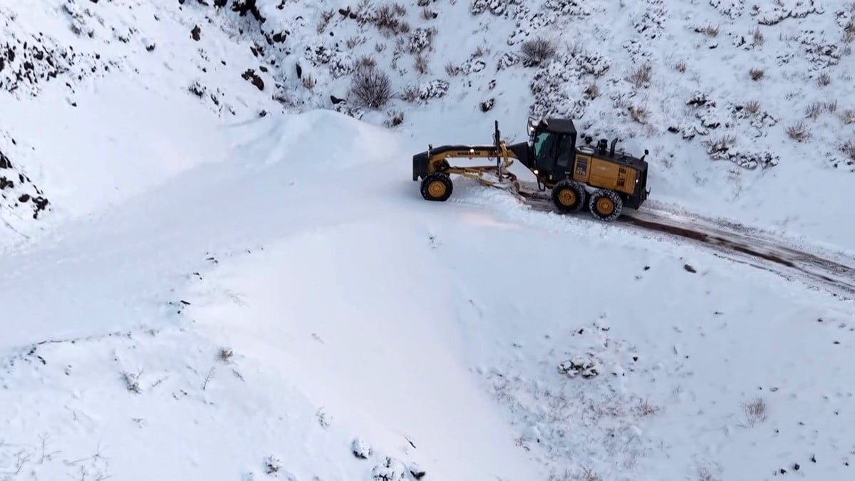 EKİPLER, İLÇE MERKEZLERİ VE KIRSAL ALANLARDA YOĞUN MESAİ HARCAYARAK YOLLARIN AÇIK TUTULMASI İÇİN...