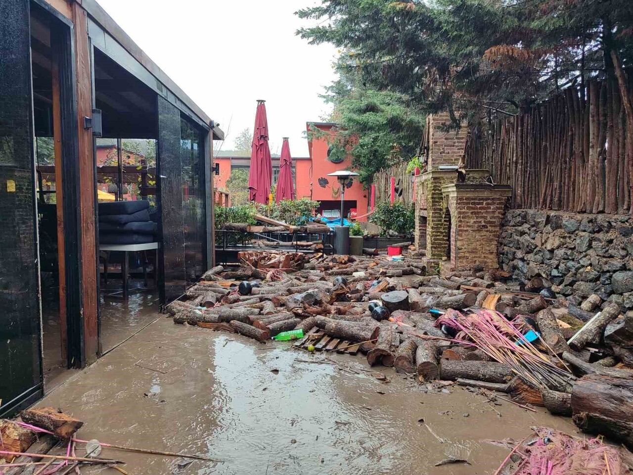 EKİPLER KISA SÜREDE SEL SULARINI TAHLİYE EDERKEN İŞ YERİ KULLANILMAZ HALE GELDİ