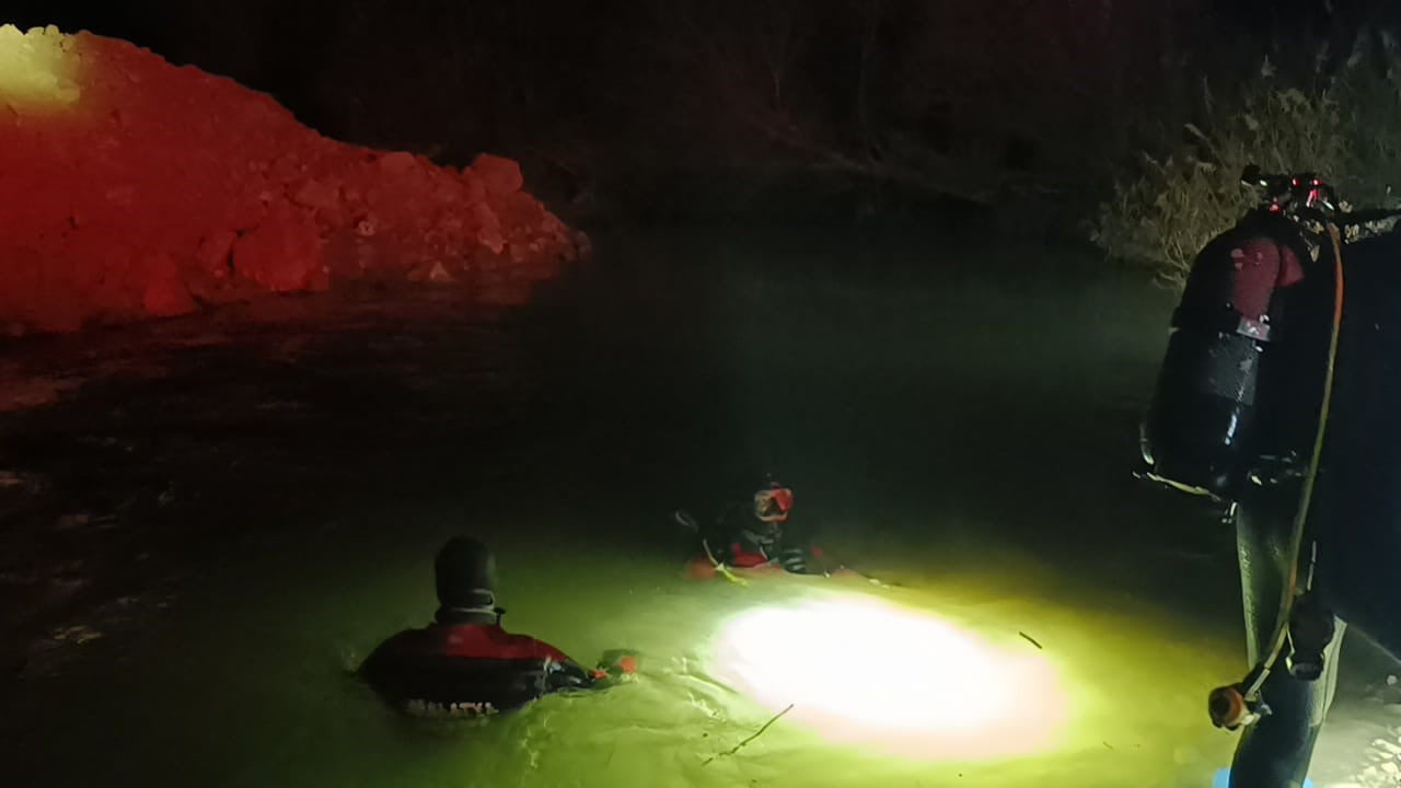 EKİPLERİN YAKLAŞIK 2 SAAT SÜREN ÇALIŞMASI SONUCU ERDEM GÜRBÜZ’ÜN 2 METRE DERİNLİKTE CANSIZ...