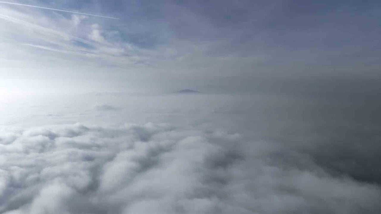 ELAZIĞ'DA ETKİLİ OLAN SİS, KENTİN BAZI BÖLGELERİNDE GÖRÜŞ MESAFESİNİ DÜŞÜRDÜ. SİS TABAKASI DRON...