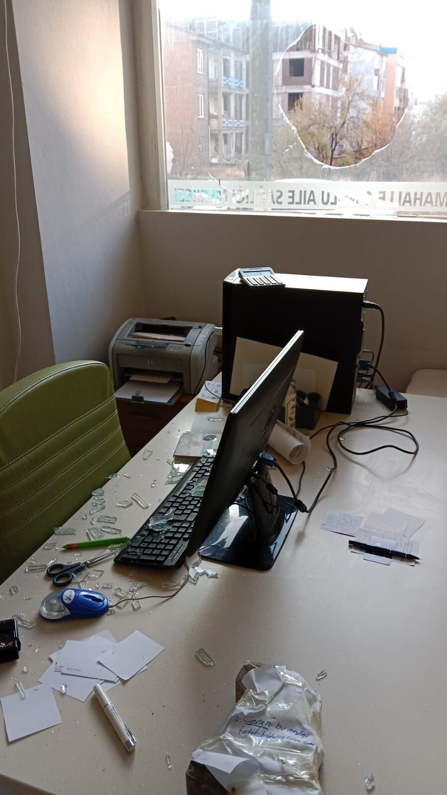 ELAZIĞ'DA GECE SAATLERİNDE BİR AİLE SAĞLIĞI MERKEZİNE TAŞLI SALDIRI DÜZENLENDİ