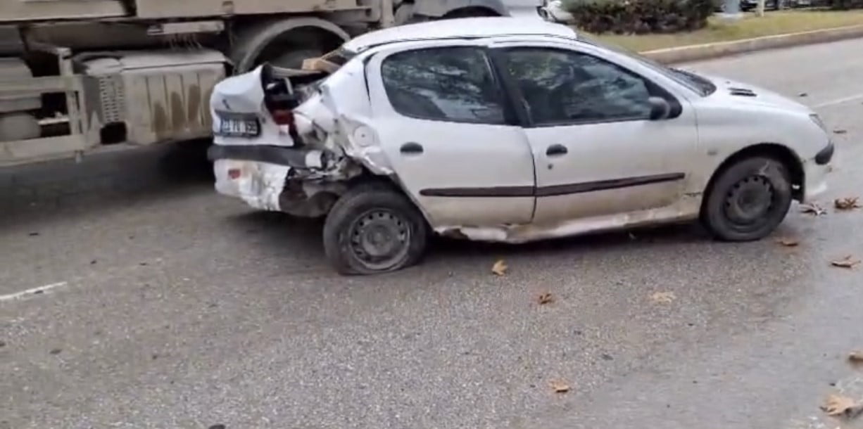 ELAZIĞ'DA İKİ OTOMOBİLİN ÇARPIŞMASI SONUCU 1'İ AĞIR OLMAK ÜZERE 2 KİŞİ YARALANDI.