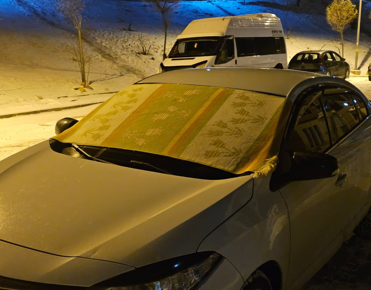 ELAZIĞ'DA  VATANDAŞLAR, GECE SAATLERİNDE EKSİLERE  DÜŞEN HAVA SICAKLIĞI NEDENİYLE ARAÇLARININ...