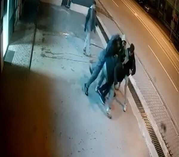 ELAZIĞ'IN KARAKOÇAN İLÇESİNDE 4 KİŞİ, BİR ŞAHSI TEKME VE YUMRUKLARLA DAKİKALARCA DARP ETTİ....