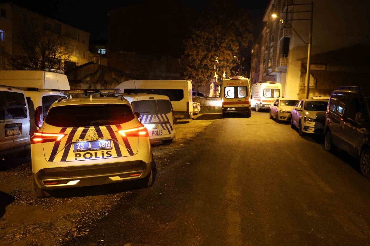 ELAZIĞ’DA 5 KATLI BİR EVİN 1’İNCİ KATINDA ÇIKAN YANGIN İTFAİYE EKİPLERİ TARAFINDAN SÖNDÜRÜLDÜ....