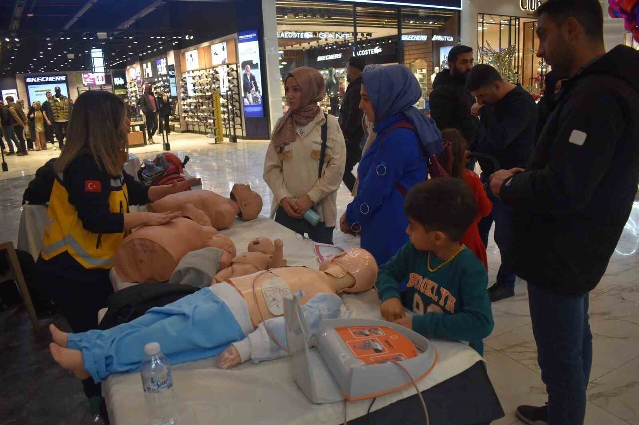 ELAZIĞ’DA ACİL SAĞLIK HİZMETLERİ HAFTASI ETKİNLİKLERİ KAPSAMINDA KURULAN STANTTA, VATANDAŞLAR...