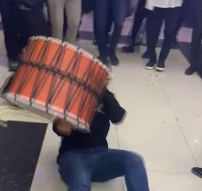 ELAZIĞ’DA BİR DÜĞÜNDE GÖREV YAPAN DAVULCU, LED GÖZLÜKLER VE RENKLİ IŞIKLAR KULLANARAK PERFORMANS...