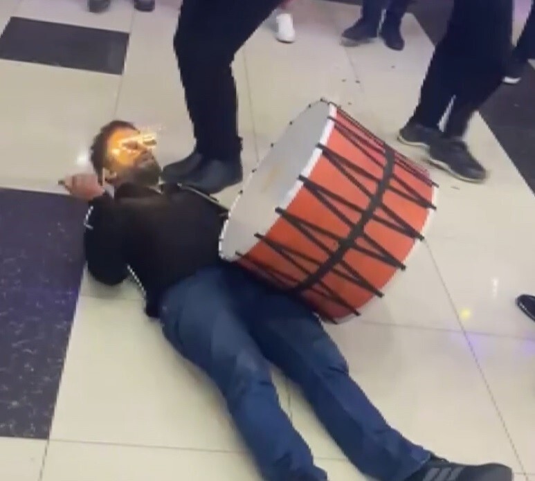 ELAZIĞ’DA BİR DÜĞÜNDE GÖREV YAPAN DAVULCU, LED GÖZLÜKLER VE RENKLİ IŞIKLAR KULLANARAK PERFORMANS...