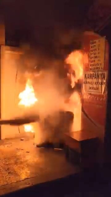 ELAZIĞ’DA BİR LOKANTADA ÇIKAN YANGINI FARK EDEN KOMŞU ESNAF, ÇIKAN YANGINI KONTROL ALTINA ALARAK...