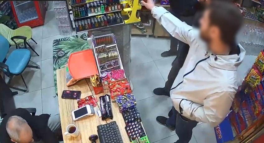 ELAZIĞ’DA BİR MARKETTEN ÇAKMAK ÇALAN ŞAHIS, GÜVENLİK KAMERASINA YANSIDI