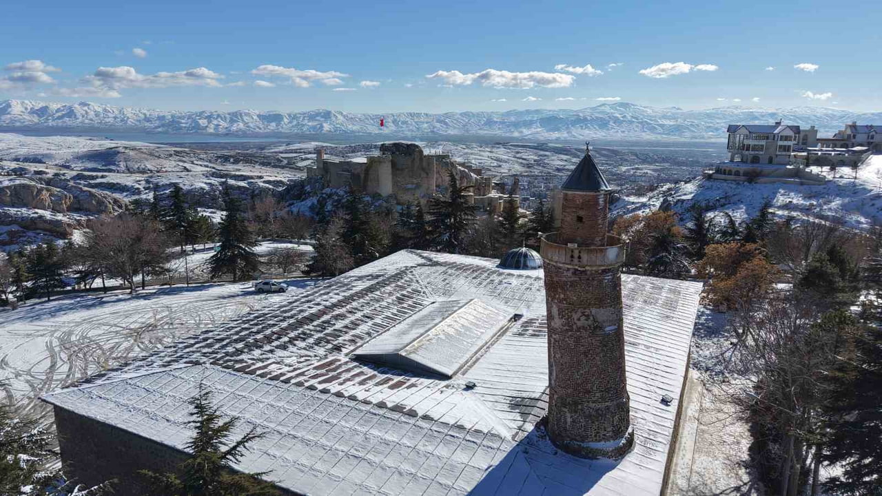 ELAZIĞ’DA ETKİLİ OLAN KAR YAĞIŞINDA 1200 RAKIMLI TARİHİ HARPUT MAHALLESİ DE BEYAZ GELİNLİĞİNİ...