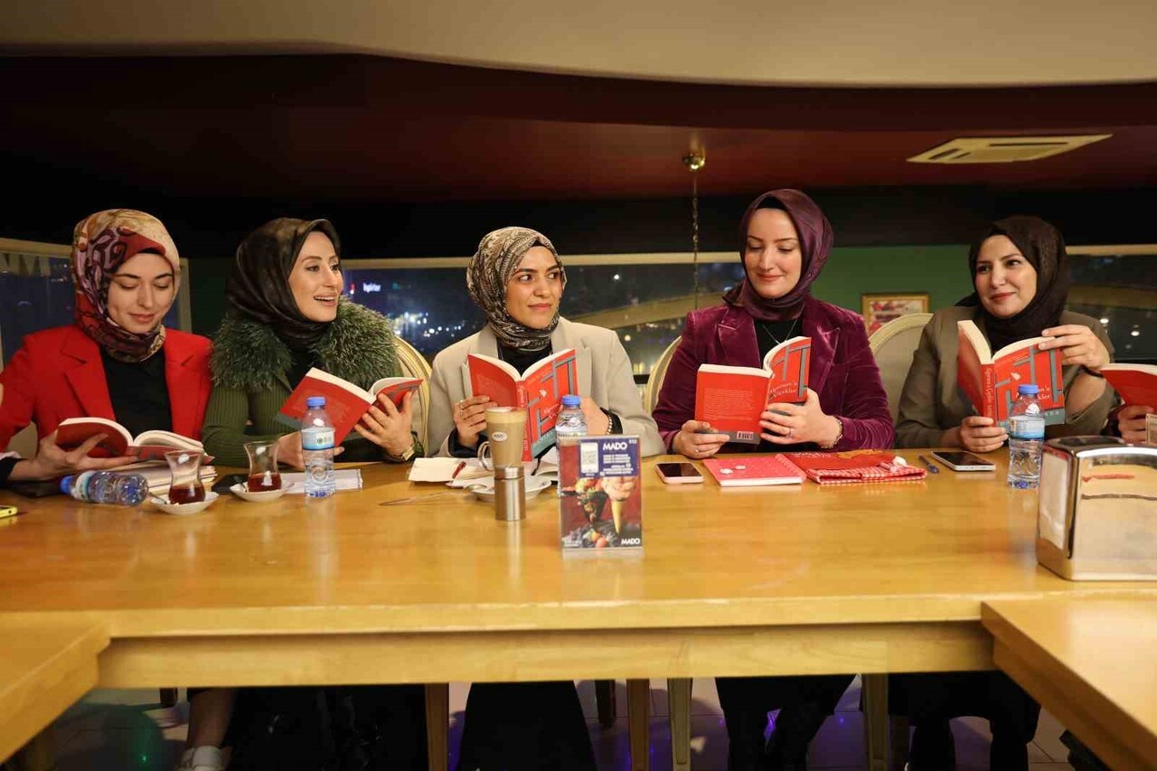 ELAZIĞ’DA FARKLI MESLEK GRUPLARINDAN BİR ARAYA GELEN KADINLAR, ALTIN GÜNÜ YERİNE HER AY SEÇTİKLERİ...