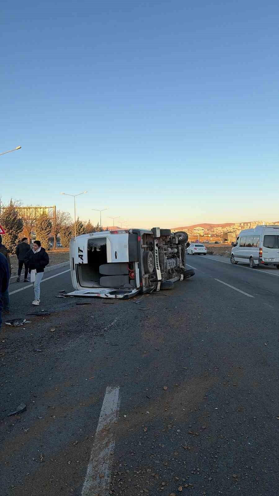 ELAZIĞ’DA KIRMIZI IŞIK İHLALİ YAPAN MİNİBÜS İLE CİPİN ÇARPIŞMASI SONUCU MEYDANA GELEN TRAFİK...