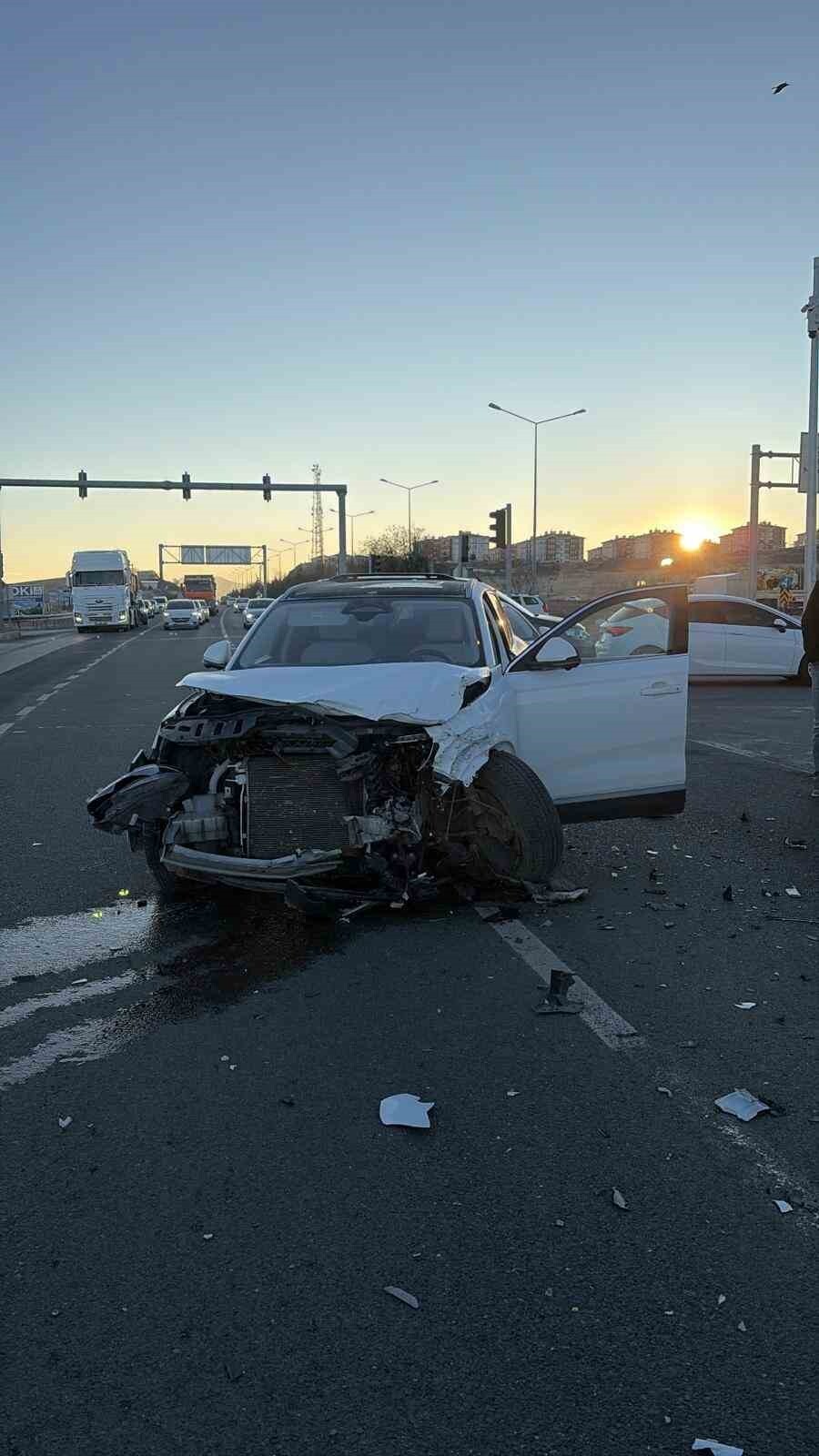 ELAZIĞ’DA KIRMIZI IŞIK İHLALİ YAPAN MİNİBÜS İLE CİPİN ÇARPIŞMASI SONUCU MEYDANA GELEN TRAFİK...