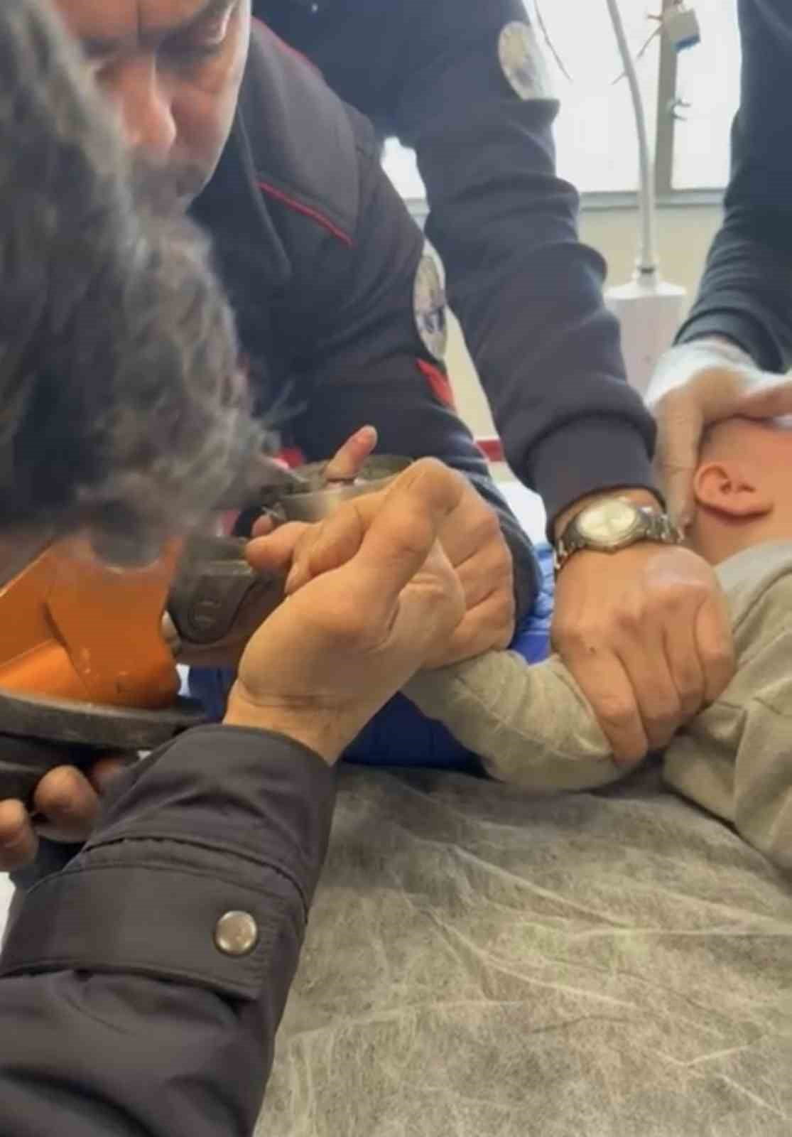 ELAZIĞ’DA PARMAĞI KÜLLÜĞÜN DELİĞİNE SIKIŞAN ÇOCUĞUN İMDADINA İTFAİYE EKİPLERİ YETİŞTİ. HASTANEDE...