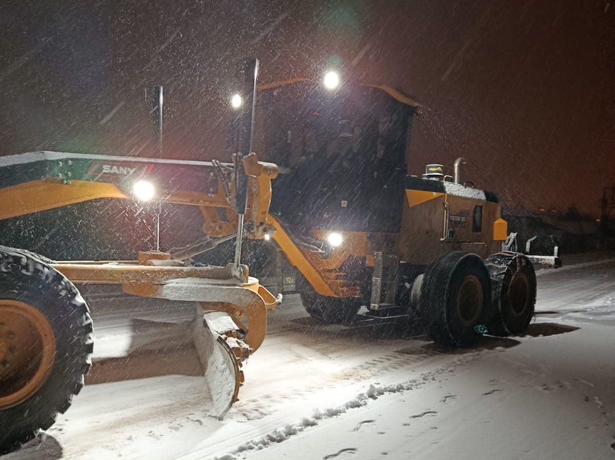 ELAZIĞ’DA SABAH SAATLERİNDE BAŞLAYAN KAR YAĞIŞI SONRASI BELEDİYE EKİPLERİ SAHAYA İNDİ. 15 GREYDER...