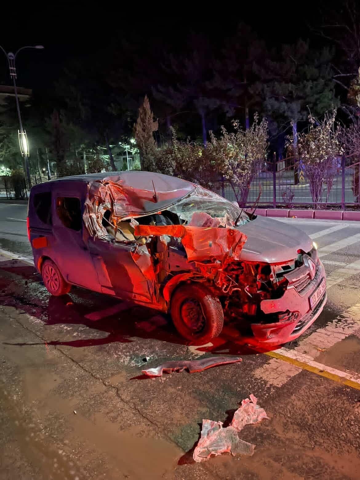 ELAZIĞ’DA SÜRÜCÜSÜNÜN DİREKSİYON HAKİMİYETİNİ KAYBETTİĞİ HAFİF TİCARİ ARAÇ, ELAZIĞ BELEDİYESİNE...