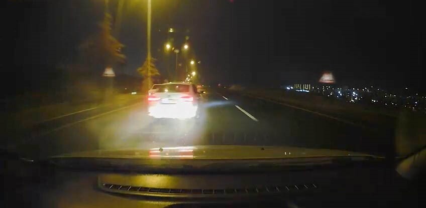 ELAZIĞ’DA YAĞMURUN ETKİSİNDEN DOLAYI ISLANAN YOLDA, MAKAS ATAN SÜRÜCÜ KAMERAYA YANSIDI