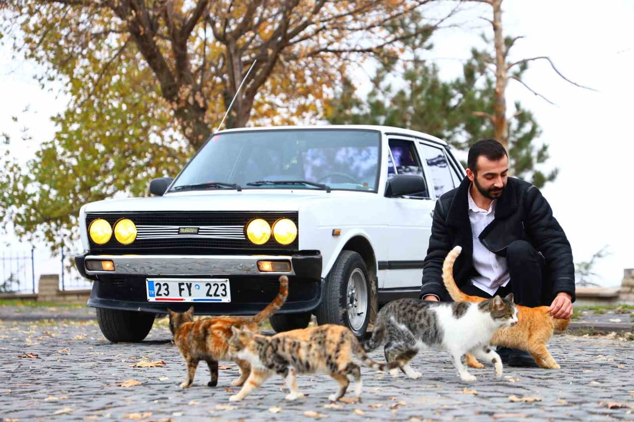 ELAZIĞ’DA YAŞAYAN FURKAN DUMAN, ‘HOROZ’ ADINI VERDİĞİ 1980 MODEL MURAT 131’E GÖZÜ GİBİ BAKIYOR....